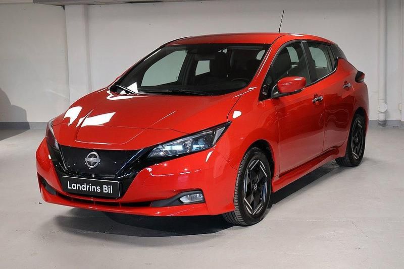 Röd Begagnad 2022 Nissan Leaf Acenta Halvkombi | 184 500 kr (Marknadspris) - Bild 1/4