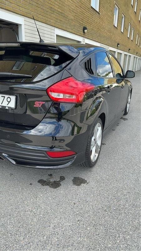 Svart Begagnad 2016 Ford Focus ST Halvkombi | 160 000 kr (Dyr) - Bild 1/4