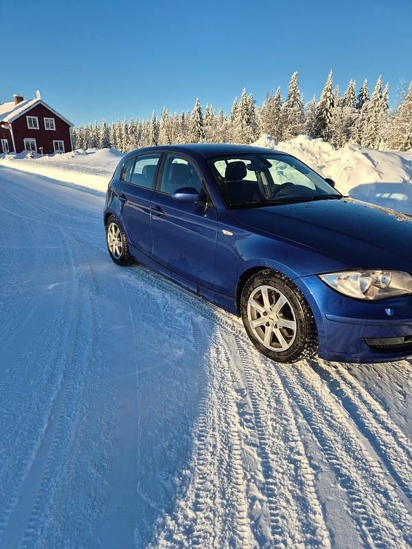 Begagnad BMW 118 143 HK (105 kW) 2009 Montego metallic blue a51 Halvkombi