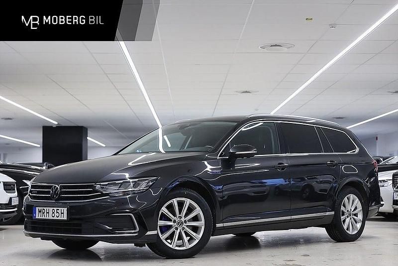 Grå Begagnad 2022 VW Passat GTE Kombi | 269 900 kr (Lite dyr) - Bild 1/3