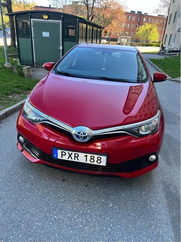 Röd Begagnad 2016 Toyota Auris Hybrid Halvkombi | 155 000 kr (Marknadspris) - Bild 1/4
