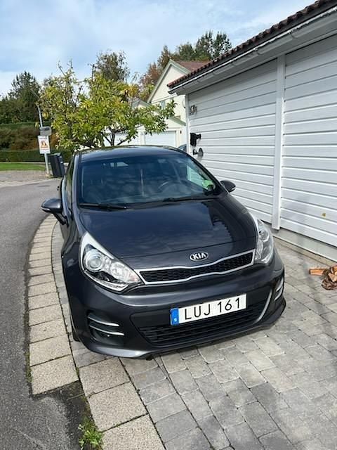 Grå Begagnad 2015 Kia Rio Halvkombi | 93 000 kr (Marknadspris) - Bild 1/4