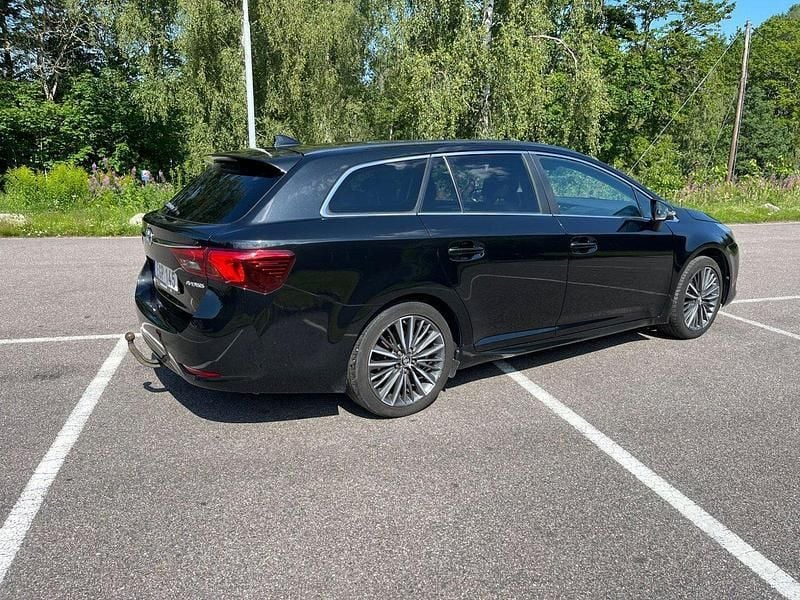 Svart Begagnad 2017 Toyota Avensis Active Kombi | 158 900 kr (Marknadspris) - Bild 1/4