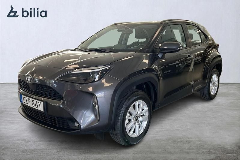 Grå Begagnad 2024 Toyota Yaris Hybrid Active | 259 900 kr (Marknadspris) - Bild 1/3
