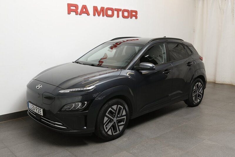 Grå Begagnad 2021 Hyundai Kona Essential SUV | 239 900 kr (Marknadspris) - Bild 1/3