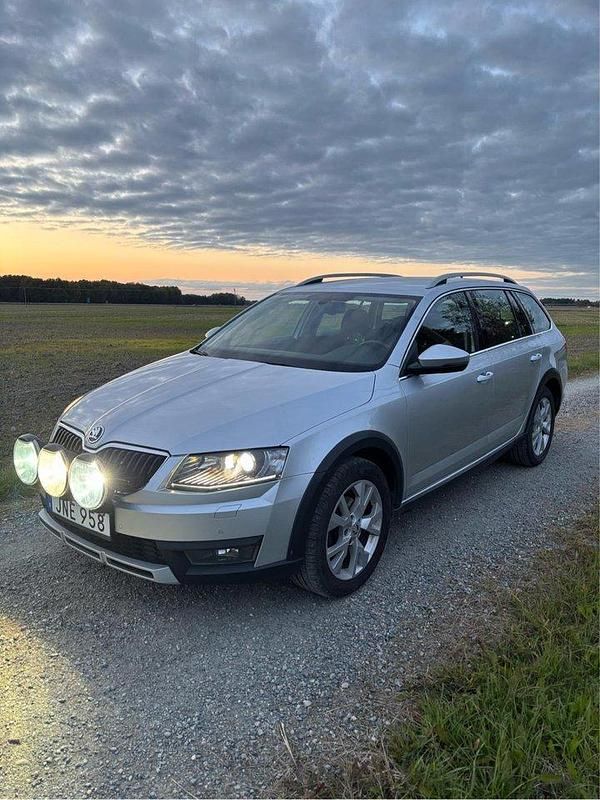 Silver Begagnad 2015 Skoda Octavia Scout Kombi | 97 000 kr (Marknadspris) - Bild 1/4