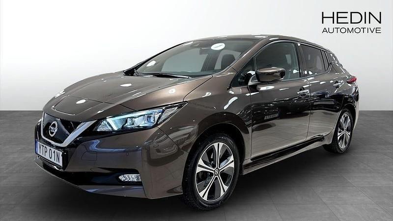 Brun Begagnad 2021 Nissan Leaf Tekna Halvkombi | 209 900 kr (Marknadspris) - Bild 1/4