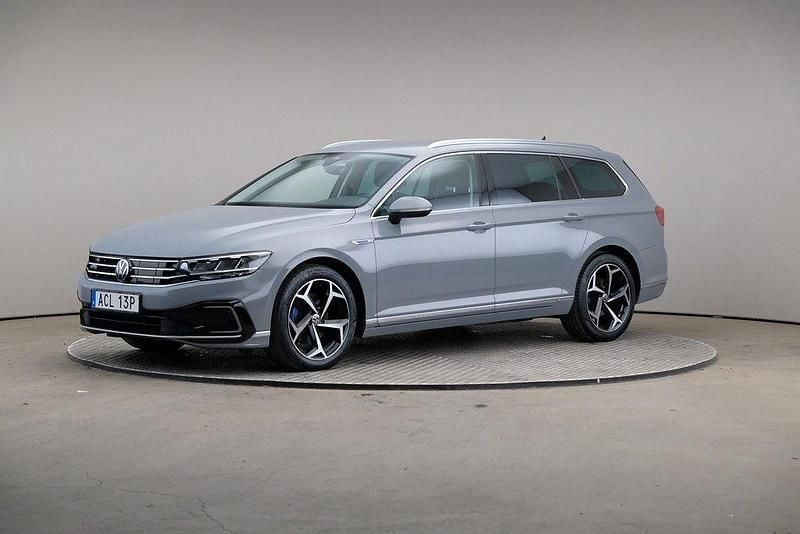 Grå Begagnad 2022 VW Passat GTE Kombi | 275 000 kr (Lite dyr) - Bild 1/4