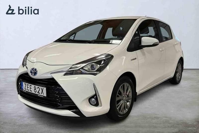 Vit Begagnad 2020 Toyota Yaris Hybrid Halvkombi | 164 900 kr (Superpris) - Bild 1/1