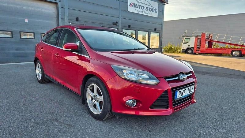Röd Begagnad 2012 Ford Focus Titanium Halvkombi | 74 900 kr (Marknadspris) - Bild 1/4