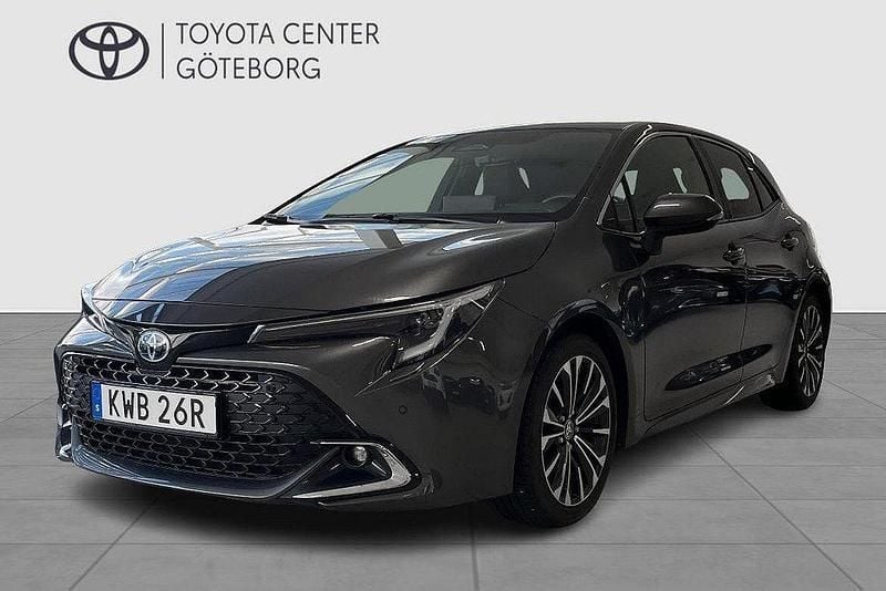 Mörkgrå Begagnad 2024 Toyota Corolla Hybrid Style Halvkombi | 289 900 kr (Marknadspris) - Bild 1/3