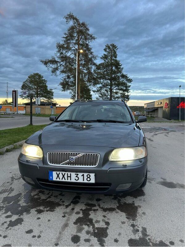 Grå Begagnad 2006 Volvo V70 Kinetic Kombi | 30 000 kr (Lite dyr) - Bild 1/4