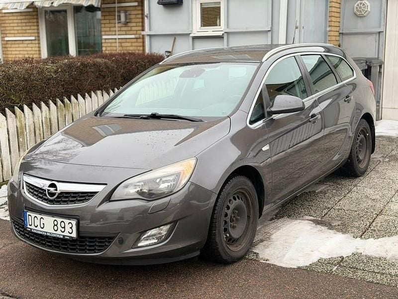 Begagnad Opel Astra 170 HK (125 kW) 2012 Grå metallic Kombi