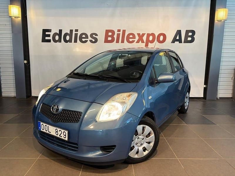 Grå Begagnad 2006 Toyota Yaris Halvkombi | 29 900 kr (Marknadspris) - Bild 1/4