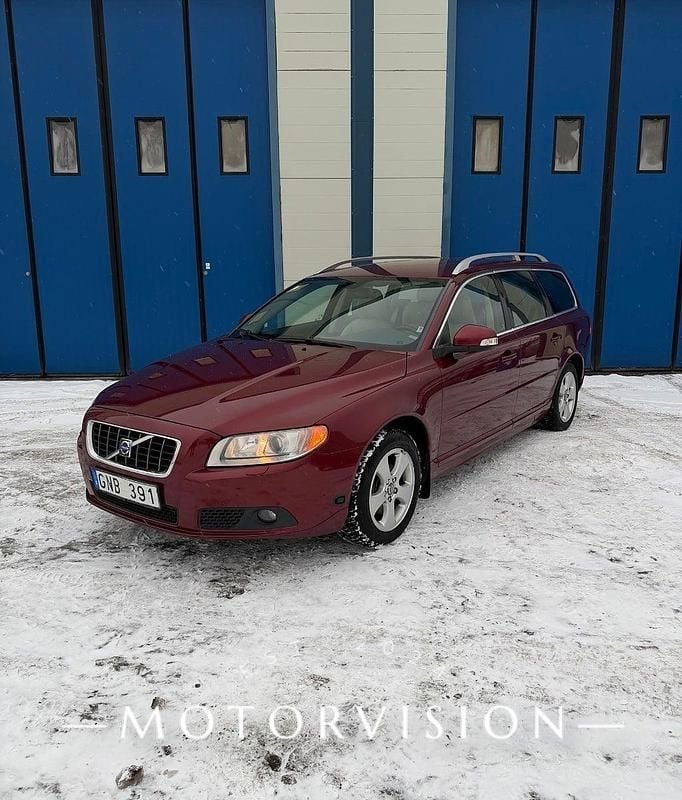 Röd Begagnad 2008 Volvo V70 Summum Kombi | 119 900 kr (Dyr) - Bild 1/4