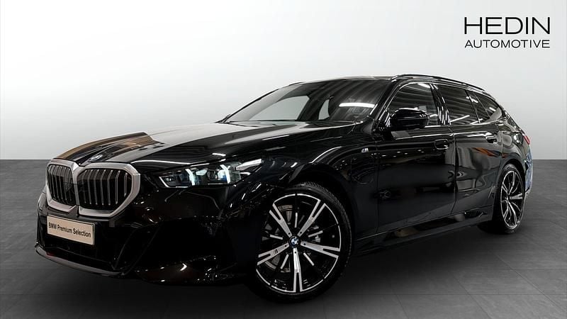 Svart (grey) Begagnad 2025 BMW 530e Shadowline Kombi | 638 700 kr (Superpris) - Bild 1/4