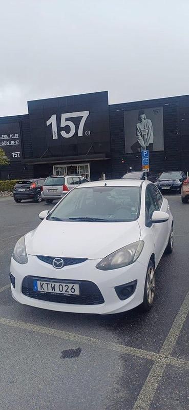 Vit Begagnad 2010 Mazda 2 Halvkombi | 28 000 kr (Bra pris) - Bild 1/4