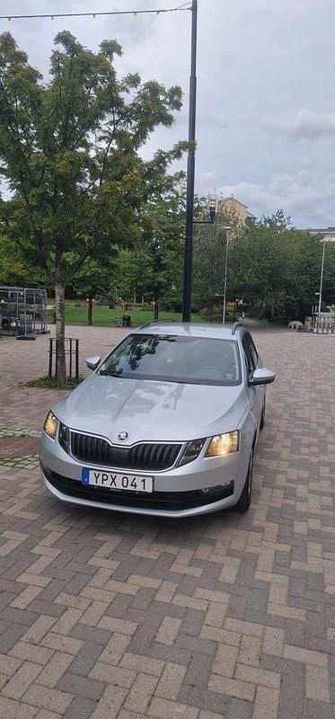 Silver Begagnad 2018 Skoda Octavia Ambition Kombi | 169 000 kr (Marknadspris) - Bild 1/4