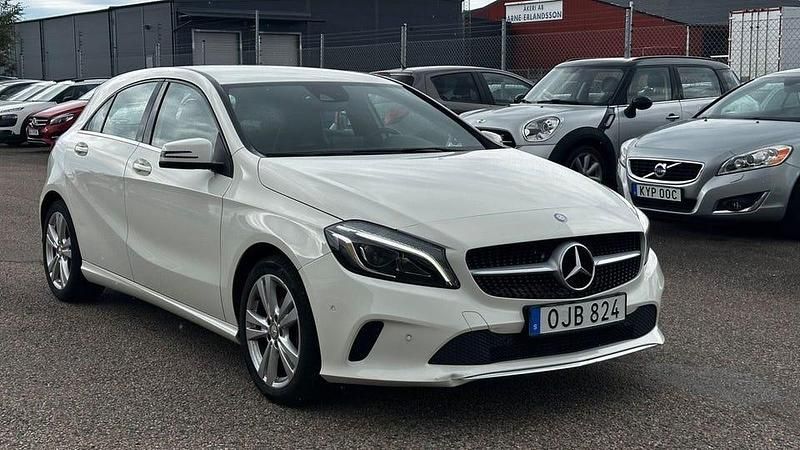 Vit Begagnad 2016 Mercedes A180 Halvkombi | 149 500 kr (Marknadspris) - Bild 1/4