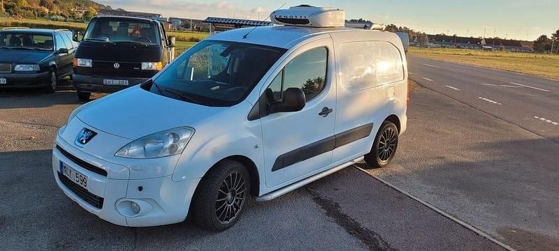 Vit Begagnad 2011 Peugeot Partner Minibuss | 69 000 kr (Dyr) - Bild 1/4