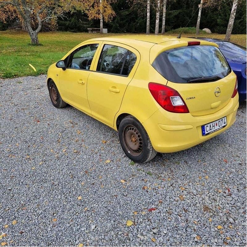 Gul Begagnad 2009 Opel Corsa Halvkombi | 35 000 kr (Marknadspris) - Bild 1/4