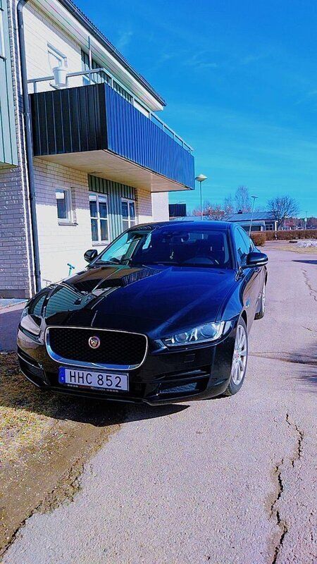 Svart Begagnad 2016 Jaguar XE Sedan | 129 000 kr (Bra pris) - Bild 1/4