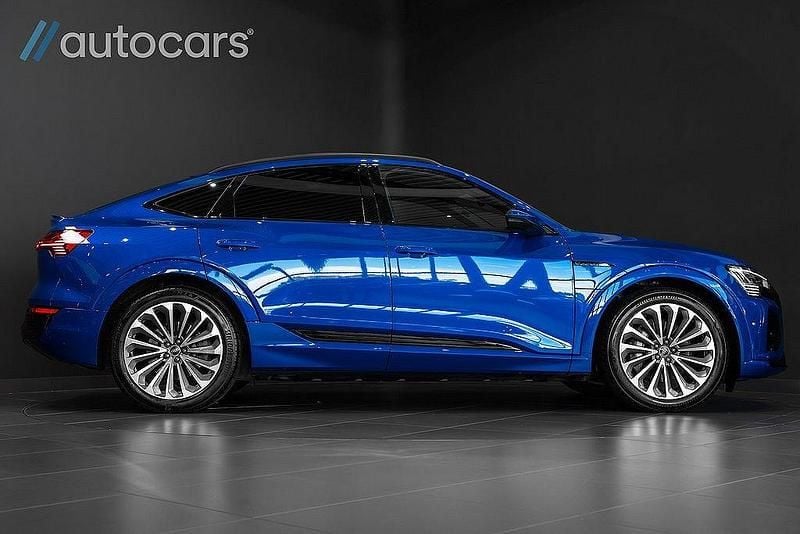 Grå Begagnad 2023 Audi Q8 e-tron S-Line SUV | 699 000 kr (Bra pris) - Bild 1/4