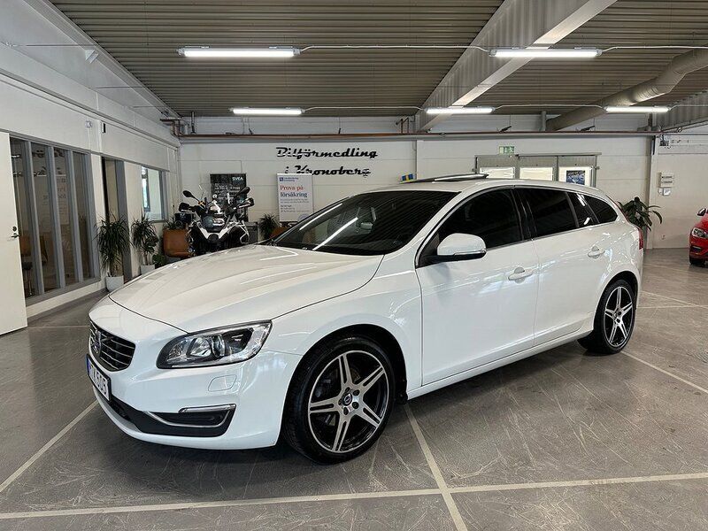 Vit Begagnad 2015 Volvo V60 Momentum Kombi | 134 900 kr (Marknadspris) - Bild 1/4