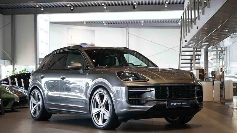 Grå Begagnad 2025 Porsche Cayenne SUV | 1 195 000 kr - Bild 1/1