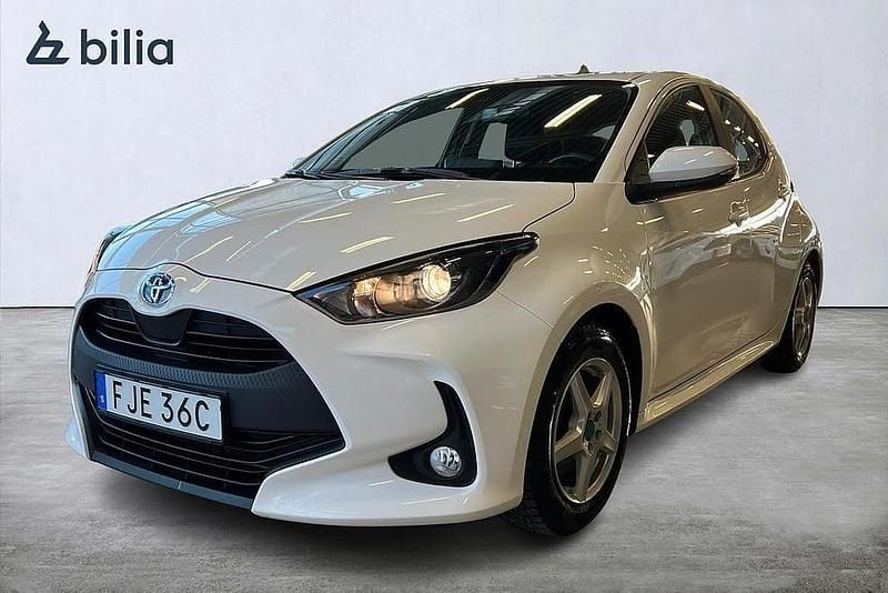 Vit Begagnad 2022 Toyota Yaris Hybrid Active Halvkombi | 219 900 kr (Marknadspris) - Bild 1/3