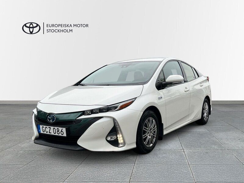 Vit Begagnad 2018 Toyota Prius Plug-in Hybrid Executive Halvkombi | 204 900 kr (Marknadspris) - Bild 1/3