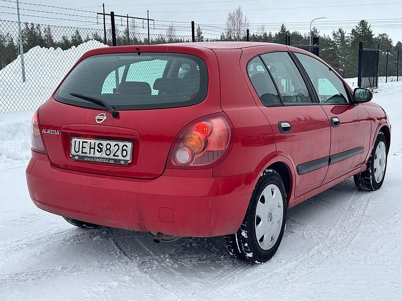 Begagnad Nissan Almera 116 HK (85 kW) 2003 Röd Halvkombi