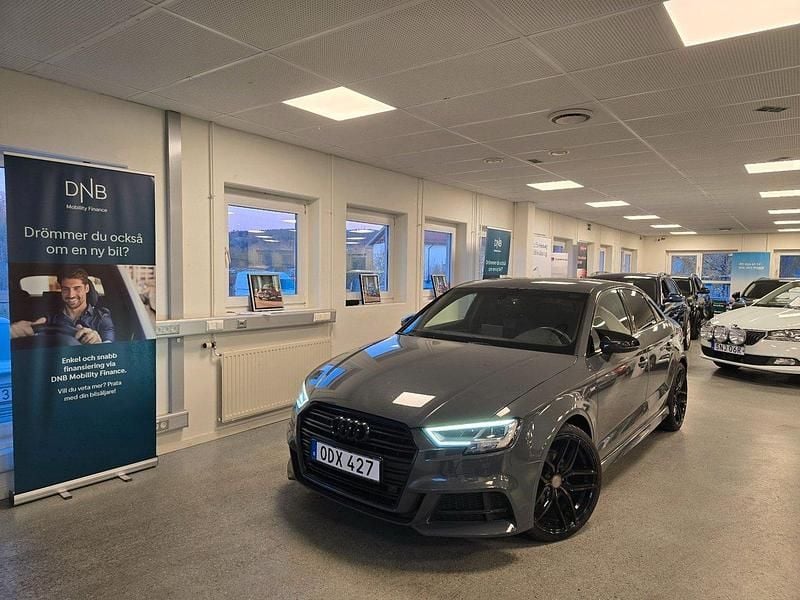 Grå Begagnad 2017 Audi A3 S-Line Sedan | 189 900 kr (Dyr) - Bild 1/4