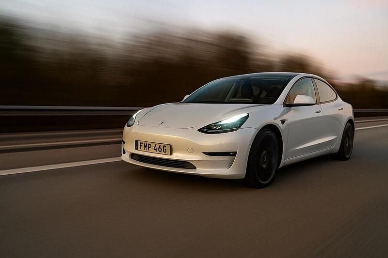 Vit Begagnad 2021 Tesla Model 3 Performance Sedan | 359 000 kr (Lite dyr) - Bild 1/4