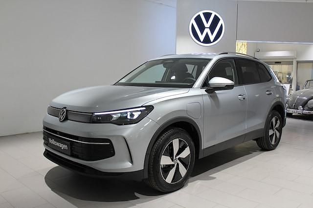 Ny 2026 VW Tiguan Life SUV | 591 600 kr (Marknadspris) - Bild 1/4