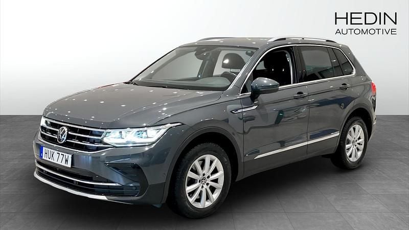 Grå Begagnad 2021 VW Tiguan Elegance SUV | 359 900 kr (Marknadspris) - Bild 1/4