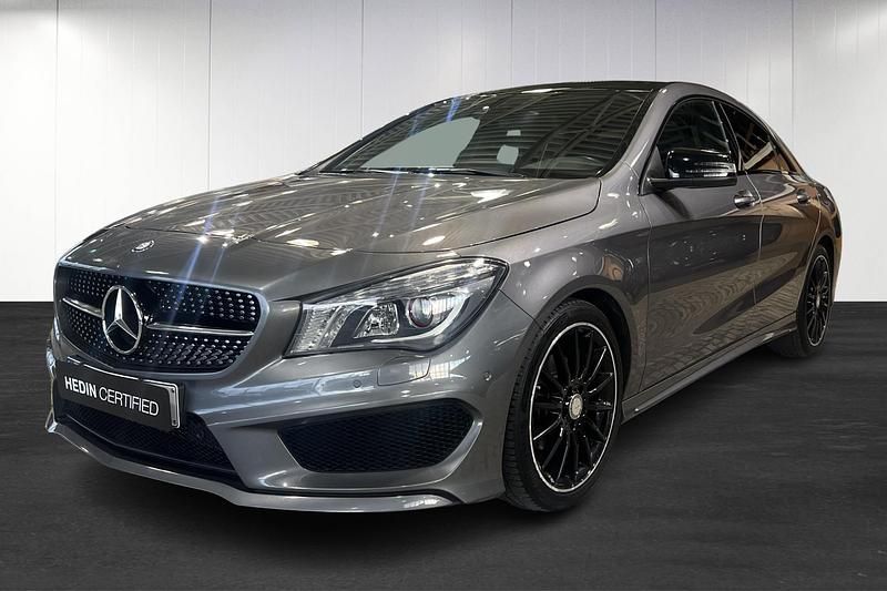 Grå Begagnad 2016 Mercedes CLA200 AMG line Sportkupé | 214 900 kr (Marknadspris) - Bild 1/4