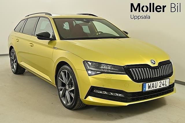 Begagnad Skoda Superb 2024 Gul Kombi