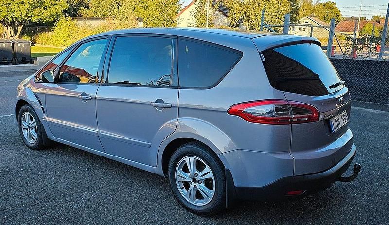 Begagnad Ford S-MAX Trend 146 HK (107 kW) 2010 Grå (gråmetallic) Minibuss