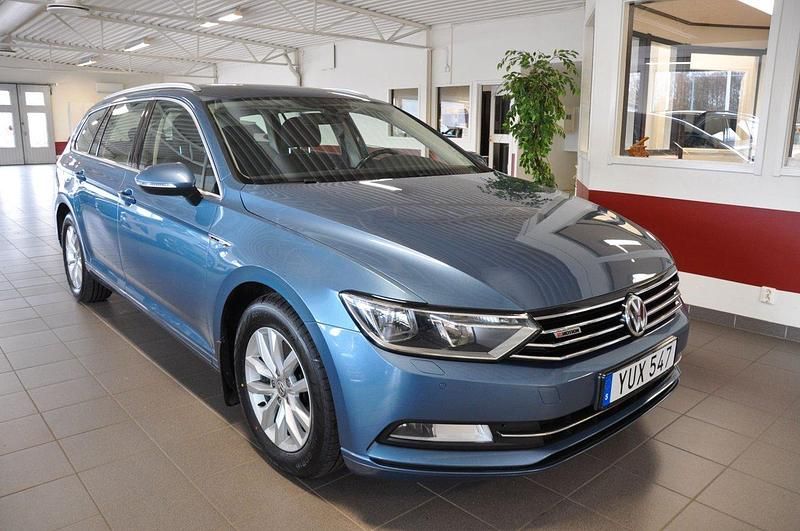 Blå Begagnad 2017 VW Passat Sportline Kombi | 153 500 kr (Lite dyr) - Bild 1/4