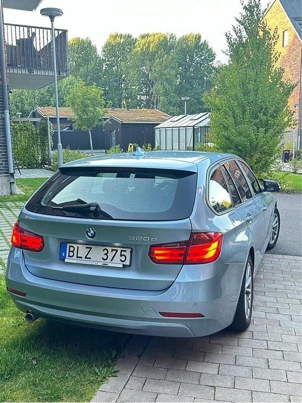 Blå Begagnad 2013 BMW 320 Kombi | 110 000 kr (Marknadspris) - Bild 1/4