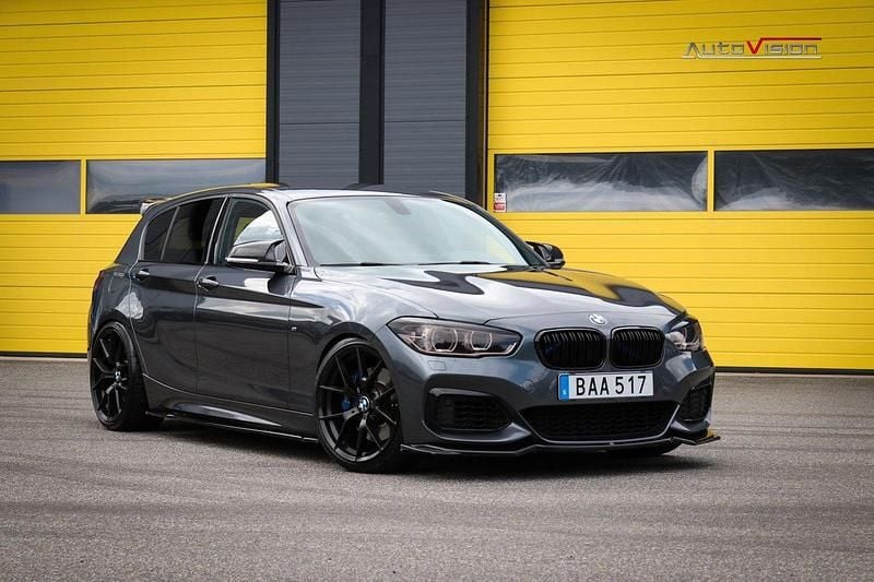 Grå Begagnad 2018 BMW M140 M Sport Halvkombi | 429 900 kr (Dyr) - Bild 1/4