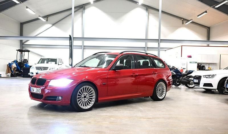 Röd Begagnad 2009 BMW 320 Kombi | 74 000 kr (Lite dyr) - Bild 1/4