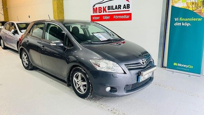 Grå Begagnad 2010 Toyota Auris Plus Halvkombi | 36 900 kr (Marknadspris) - Bild 1/4