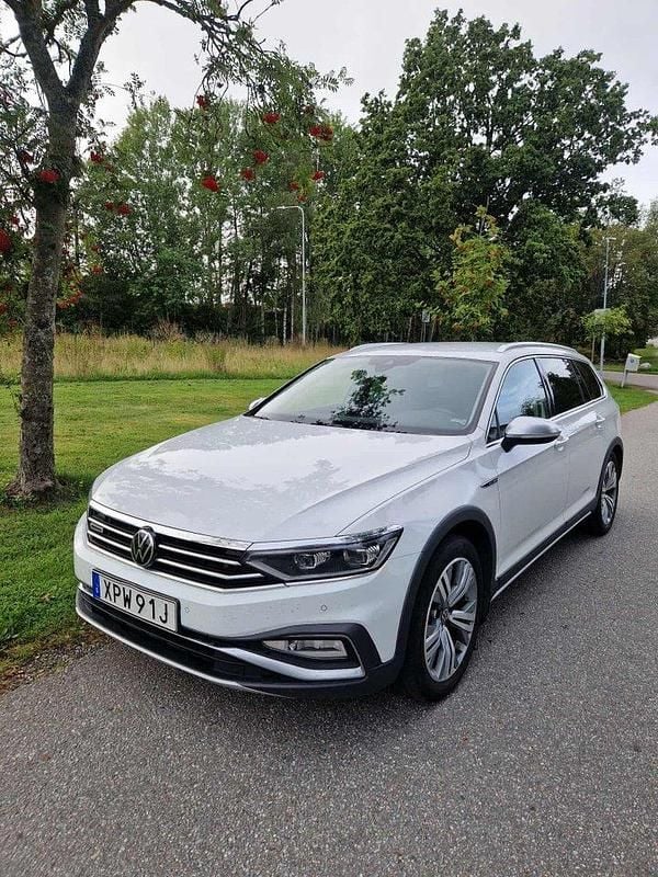 Vit Begagnad 2021 VW Passat Alltrack Kombi | 274 900 kr (Marknadspris) - Bild 1/4