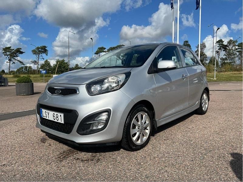 Silver Begagnad 2012 Kia Picanto Comfort Halvkombi | 34 990 kr (Bra pris) - Bild 1/4