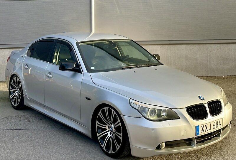 Grå Begagnad 2006 BMW 523 Sedan | 35 000 kr (Superpris) - Bild 1/4