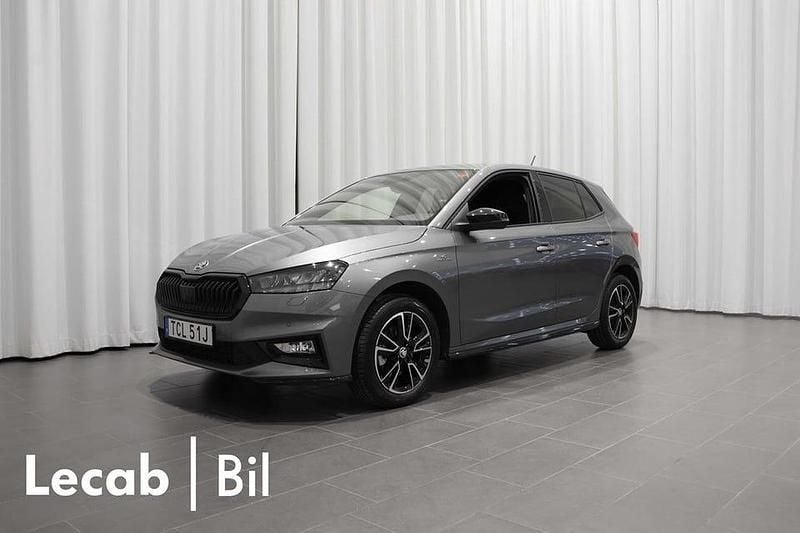 Grå (graphite grey metallic) Begagnad 2024 Skoda Fabia Monte Carlo Halvkombi | 219 500 kr (Marknadspris) - Bild 1/4