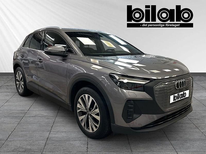 Grå Begagnad 2022 Audi Q4 e-tron Proline SUV | 329 000 kr (Marknadspris) - Bild 1/4