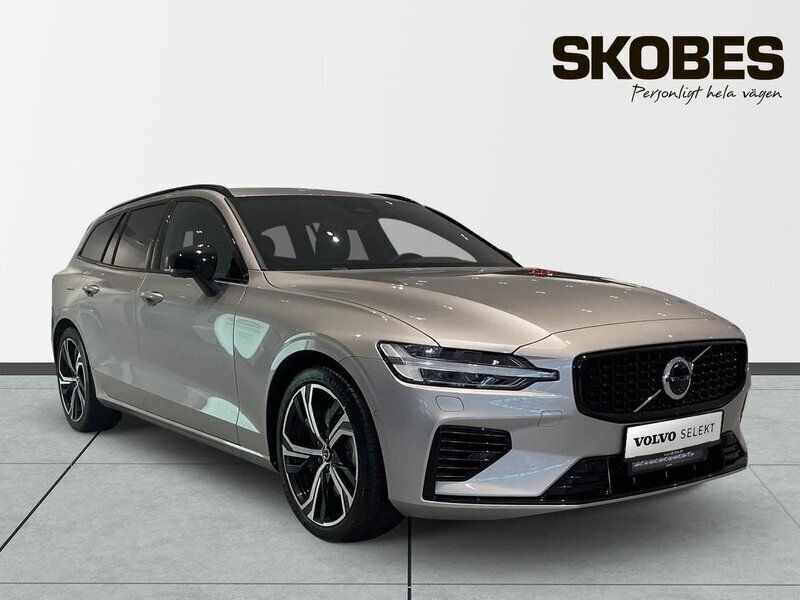 Ljusgrå (grå) Begagnad 2025 Volvo V60 Plus Kombi | 539 900 kr (Dyr) - Bild 1/3